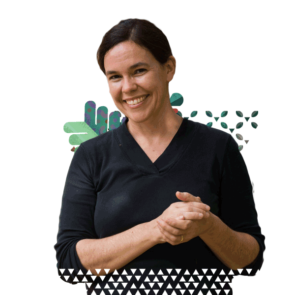 “Fotografía de la científica Dra. Rachel Page. Sonríe y tiene las manos juntas por delante. Gráficos animados de plantas se extienden detrás de ella